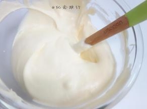 混合好的面糊是这样的状态，有点稠稠的不是很稀的那种