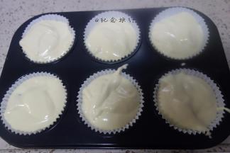 入模后震一下大气泡，这样蛋糕会更细腻一点不会有大孔