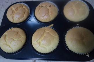  出炉后先震一下立马倒扣