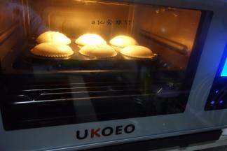 烤箱预热入蛋糕160度烤30分钟左右，具体时间跟温度要按自己的烤箱灵活掌握，牙签插到蛋糕中间没蛋糕带出来就是表示熟了（实际温度以自家烤箱为准)，一般蛋糕是先膨胀再回缩再烤一下就差不多熟了，多做几次就会掌握了，