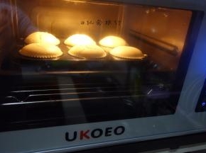 烤箱预热入蛋糕160度烤30分钟左右，具体时间跟温度要按自己的烤箱灵活掌握，牙签插到蛋糕中间没蛋糕带出来就是表示熟了（实际温度以自家烤箱为准)，一般蛋糕是先膨胀再回缩再烤一下就差不多熟了，多做几次就会掌握了，