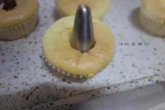 晾凉后把蛋糕挖一个小洞