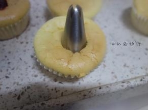 晾凉后把蛋糕挖一个小洞