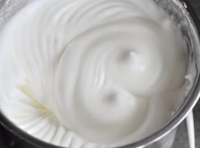 蛋黄和蛋清分离，蛋清分三次加糖，打发至拉出打蛋头后有小弯钩。