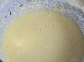 蛋黄、水、色拉油混合均匀，筛入低粉，用电动打蛋器直接搅打均匀。