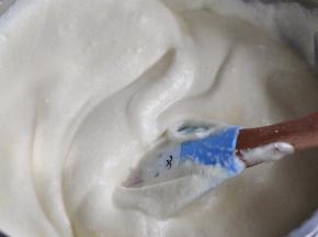 蛋清和蛋黄混合均匀。