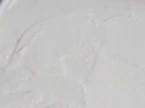 倒入烤盘中，抹平表面。
大力震出气泡，放入烤箱中，180度烤18分钟。