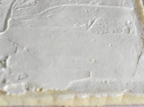 蛋糕取出脱模，晾凉后卷的内部抹上打发好的淡奶油。