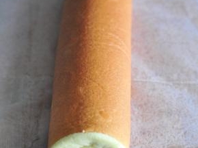 利用油纸和擀面杖，把蛋糕卷起来。
用油纸包好，放入冰箱冷藏一小时定型。