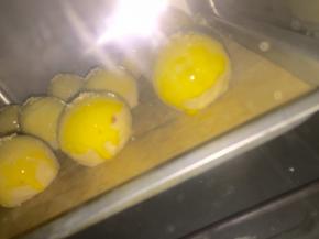 烤箱提前预热，馅料包好后就扫蛋黄，表面再放上几粒芝麻装饰，然后放烤箱烤，上下火180度烤25分钟，中途看情况再把温度调低