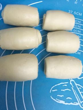 这是擀了两次的油皮，然后用刀把油皮从中间切，一分成二