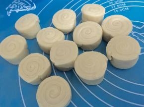 这是用刀一分成二的图片，12个，也就是说做12个蛋黄酥