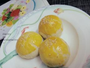 这是烤熟后的蛋黄酥，表面光滑 金黄色