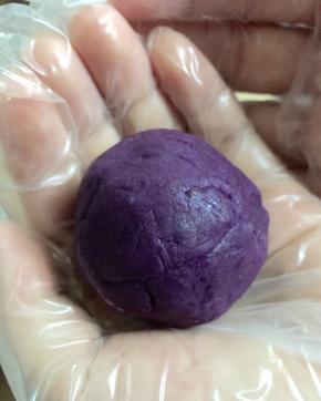 这是包好的馅，蛋黄酥的馅就全部已经做好了