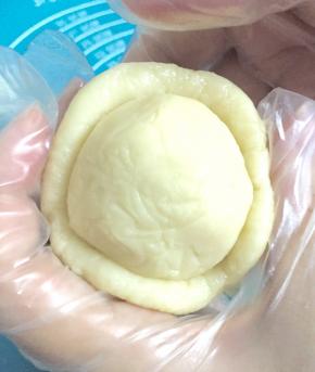 把油皮包住油酥，然后再搓圆