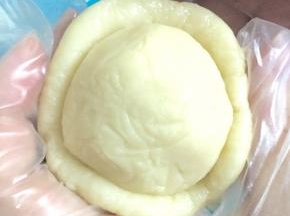 把油皮包住油酥，然后再搓圆