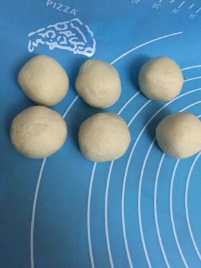 拿出油酥和油皮平均每样分成6份，并且搓圆