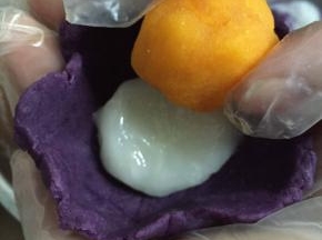 准备好紫薯馅，麻薯馅，做12个蛋黄酥我只用8个咸鸭蛋黄，把蛋黄表面洒上点酒放烤箱烤几分钟，然后把蛋黄捏碎一分成二再搓圆。先把紫薯馅按扁再放入麻薯馅，然后再放上蛋黄