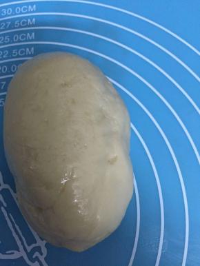 把油皮部分所用到的材料全部混合一起揉成光滑的面团（最好揉到出手套膜状态），用保鲜膜封放在一边，然后把油酥部分的猪油和中筋面粉也揉成一团放冰箱冷藏一会