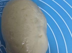 把油皮部分所用到的材料全部混合一起揉成光滑的面团（最好揉到出手套膜状态），用保鲜膜封放在一边，然后把油酥部分的猪油和中筋面粉也揉成一团放冰箱冷藏一会