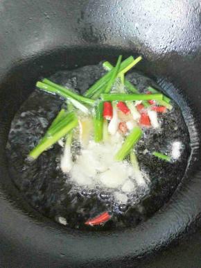 铁锅烧热放入葱姜蒜小米辣