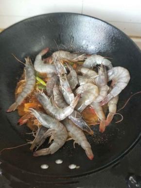 倒入洗净的青虾翻炒，让酱汁均匀裹满虾