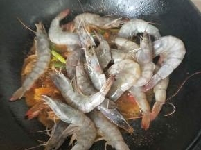 倒入洗净的青虾翻炒，让酱汁均匀裹满虾