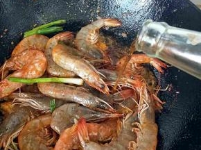 倒入料酒