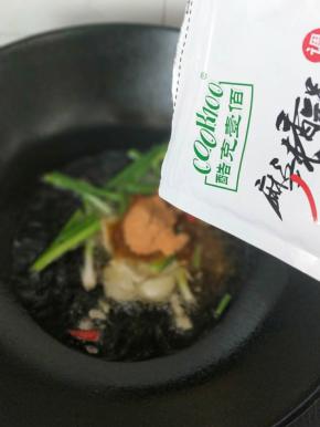 倒入麻辣香锅调料小火翻炒爆香