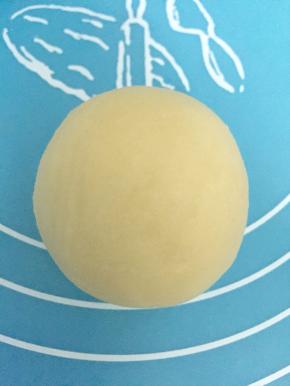 这个是包入馅后的蛋黄酥