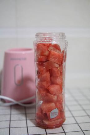 西瓜去皮切小块放入料理杯