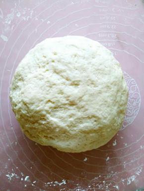 加清水揉成较硬的面团，盖上保鲜膜放在一边静置20分钟以上。