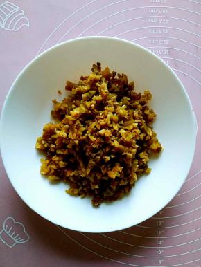 把榨菜丝切碎