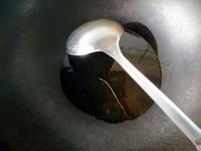 炒锅中放油