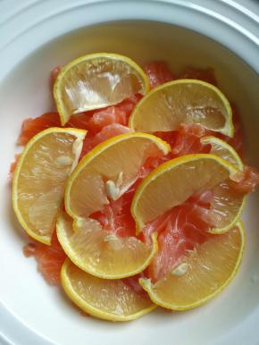 三文鱼用柠檬腌制，放到蒸锅内蒸熟