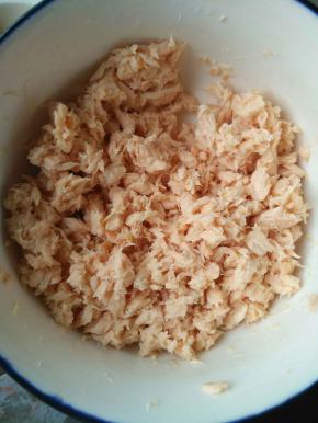 蒸熟的三文鱼用擀面杖敲碎