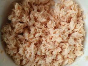 蒸熟的三文鱼用擀面杖敲碎