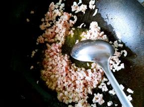 放入猪肉丁翻炒