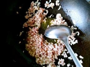 放入猪肉丁翻炒