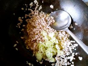 在肉丁变白之后加入葱花