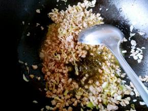 再加入少许酱油调色