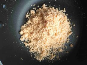 打好的三文鱼继续倒入锅内翻炒