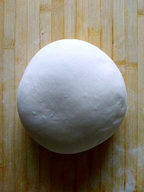 这个时候面也醒好了，放在案板上揉成一个光滑的面团。