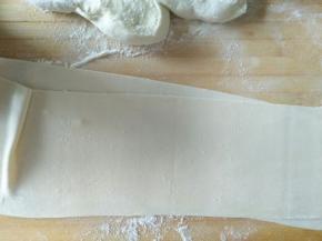 取一小块用压面机压成面皮，以此类推，把所有的面都压好。