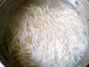 锅中烧开水，放入面条，用筷子快速搅散。水再次开起来之后浇上一点凉水，待再开起来之后面条就熟了。