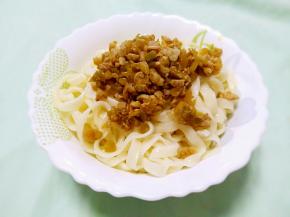 面条捞出过一遍凉水就可以浇上卤子开吃了，香啊！