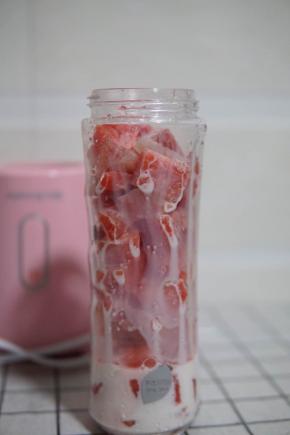 加入适量牛奶（可以用酸奶代替）