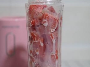 加入适量牛奶（可以用酸奶代替）
