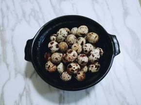 首先将鹌鹑蛋冷水洗干净。