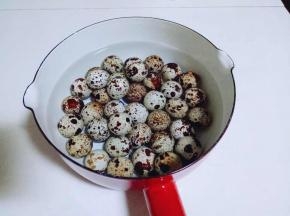 将洗干净的鹌鹑蛋放入锅中。加入清水，没过鹌鹑蛋为佳。大火烧开，转中火7分钟即可。